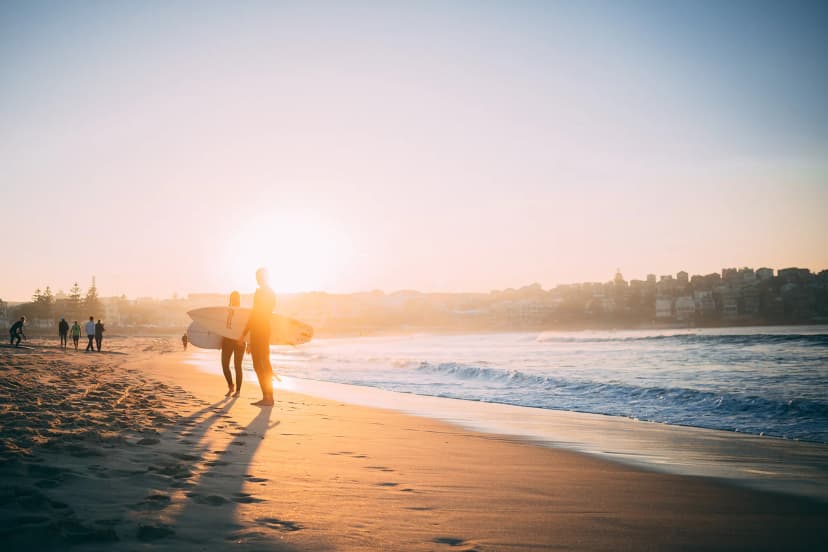 Étudiants sur une plage australienne au coucher du soleil pendant une année scolaire en Australie, entre école et vie locale.