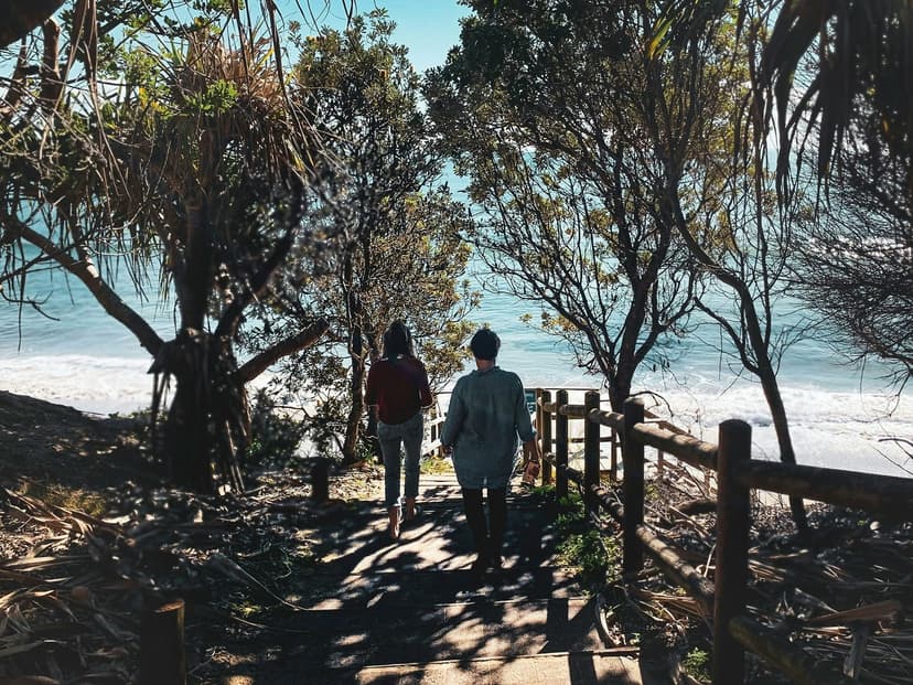 Cours d’anglais à Byron Bay avec étudiants marchant vers la plage