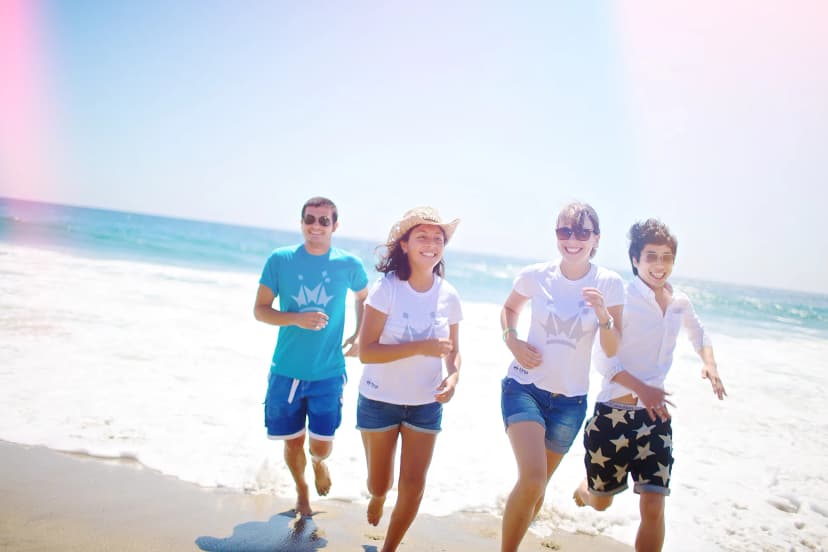 Étudiants sur la plage pendant des cours de langue à Malibu, entre océan, soleil et activités de plein air.